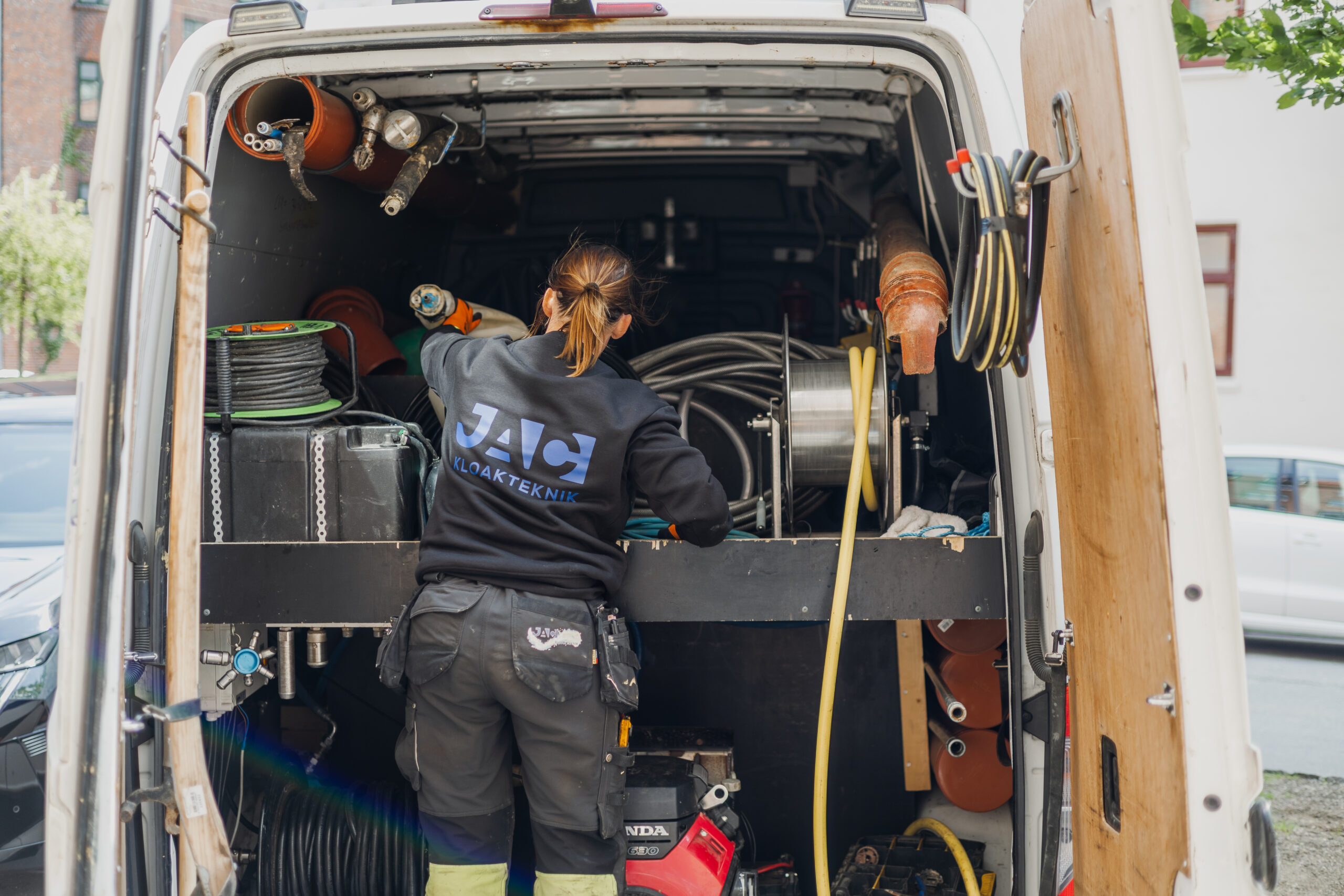 Medarbejder klargør udstyr til strømpeforing af skorsten